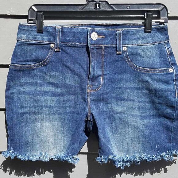 Maurices High Rise Frayed Cut Off Jeans size Medium - Picture 9 of 11